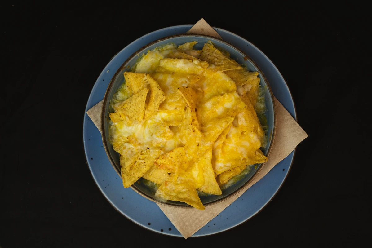 1/2 NACHOS CON QUESO