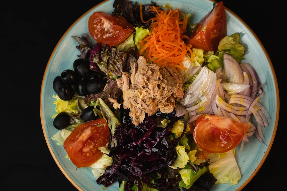 ENSALADA MIXTA CON ATÚN